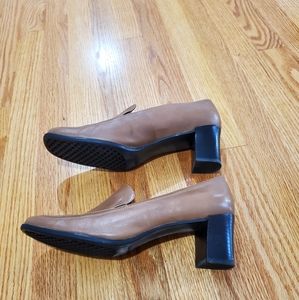 Aerosols 9B, Camel color heels